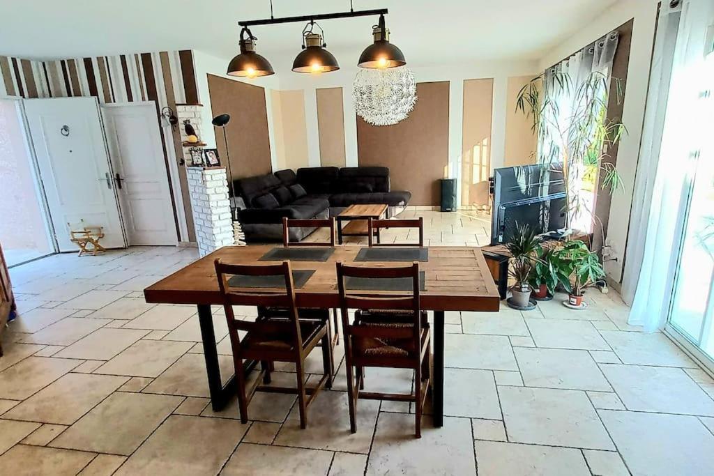 Villa 140 M² Hab. Avec Piscine Кастр Экстерьер фото